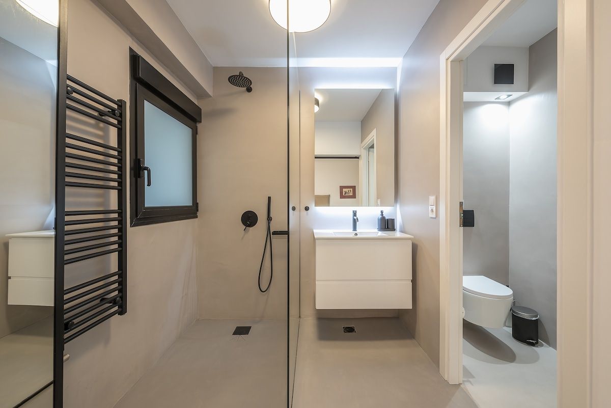 Walk-in shower, heated towel rail, window.
